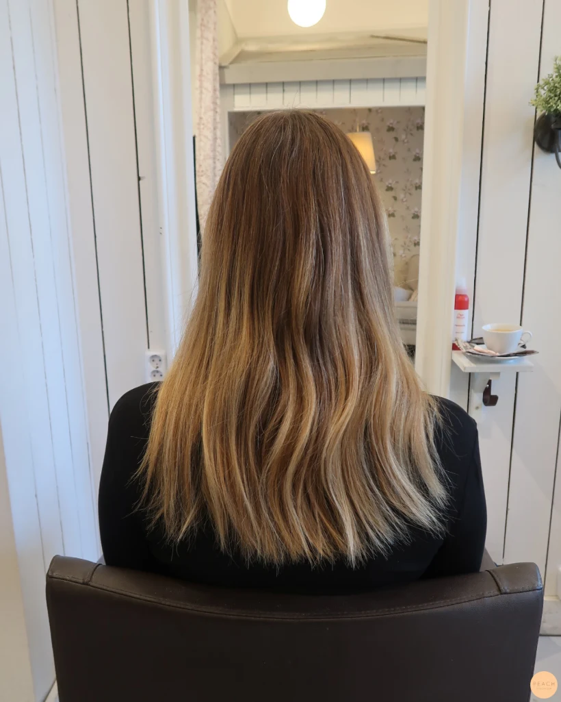 Guldblond hårfärg med slingor