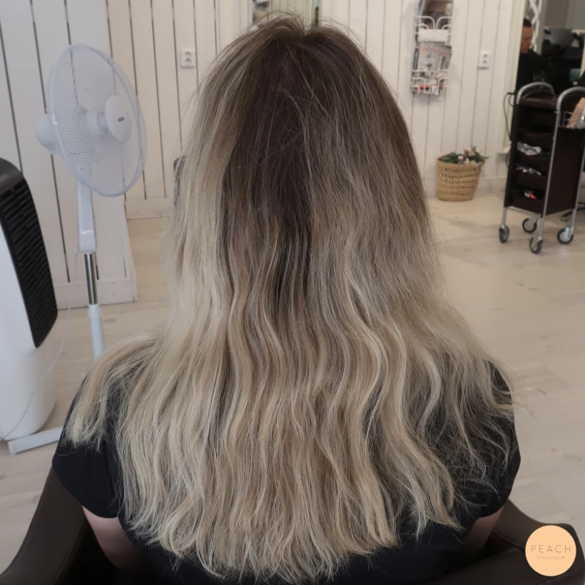 Blond balayage med mjuka lowlights och ljusa slingor