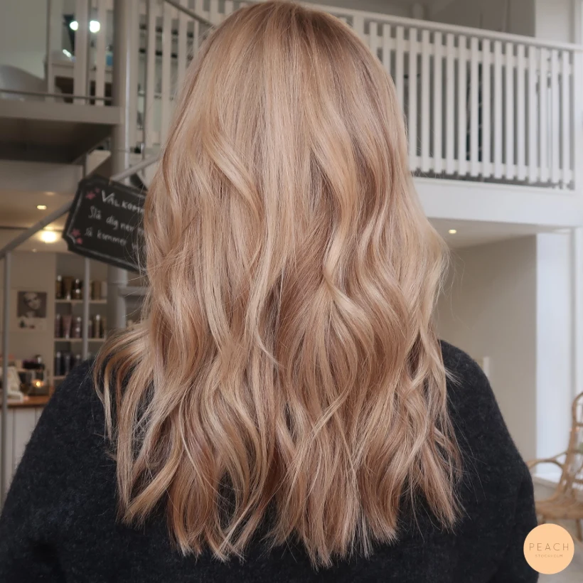 Varm blond balayage med highlights och lowlights
