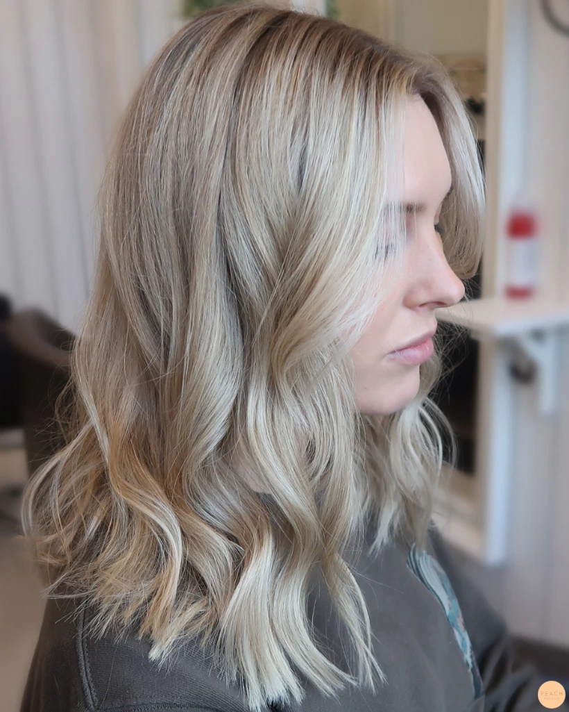 Kall ljusblond hårfärg med slingor