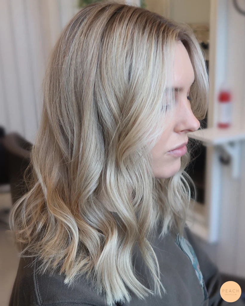 Kall ljusblond hårfärg med slingor