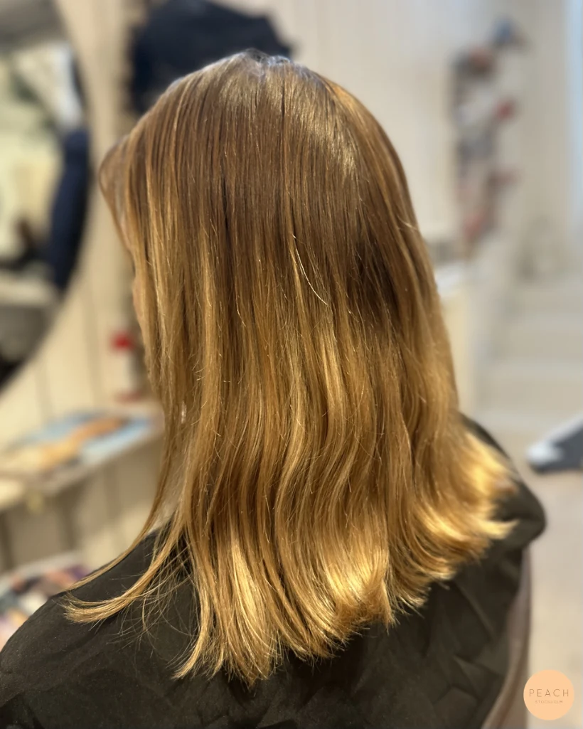 Varm beige hårfärg med ljusa slingor