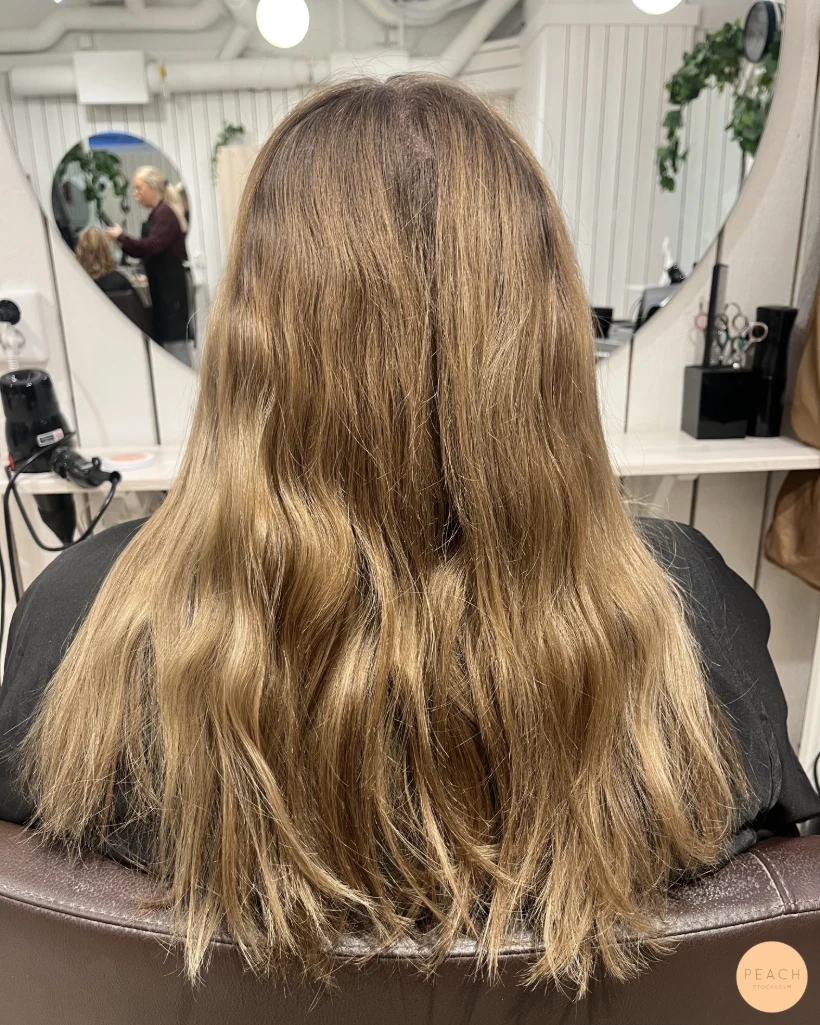 Honungsblond hårfärg med mjuk root shadow