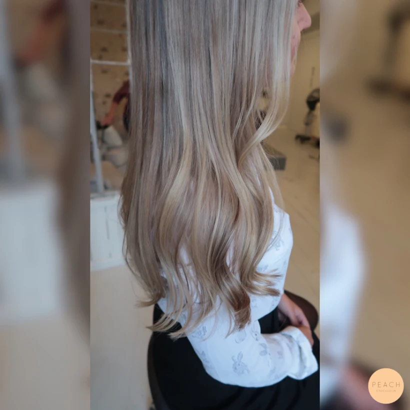 Beige blond hårfärg med slingor och bröllopslook