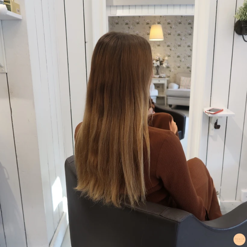 Honungsblond hårfärg med toner av karamell och koppar