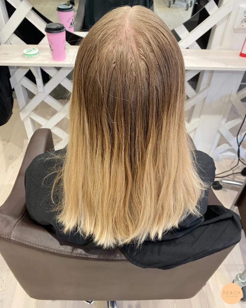 Blondie med ljusa slingor – salongsresultat av Josefine Eklund, 4 mars 2022