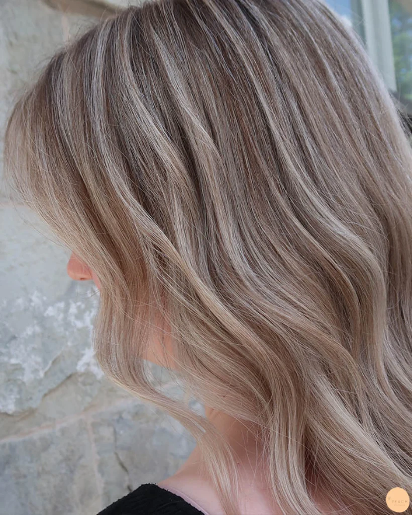 Kall beigeblond hårfärg med ljusa slingor och lowlights