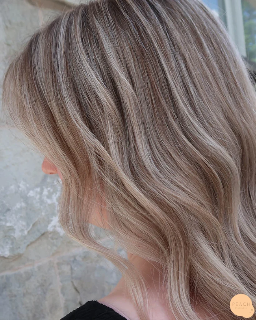 Kall beigeblond hårfärg med ljusa slingor och lowlights