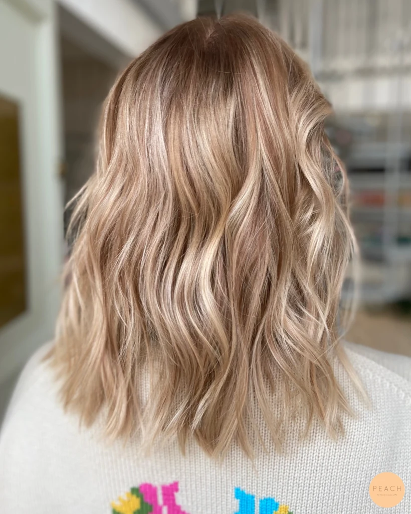 Varm beige blond hårfärg med mjuka lowlights