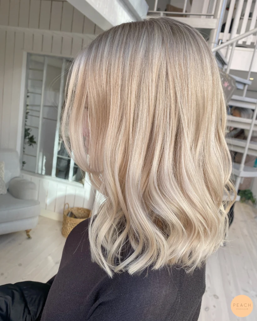 Blondie med ljusa slingor – salongsresultat av Josefine Eklund, 4 mars 2022