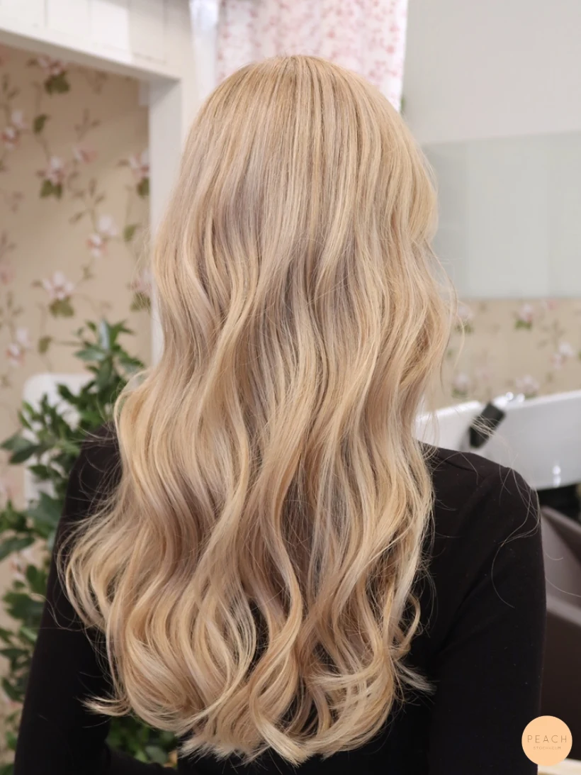 Blond hårfärg slingor med ljusa slingor