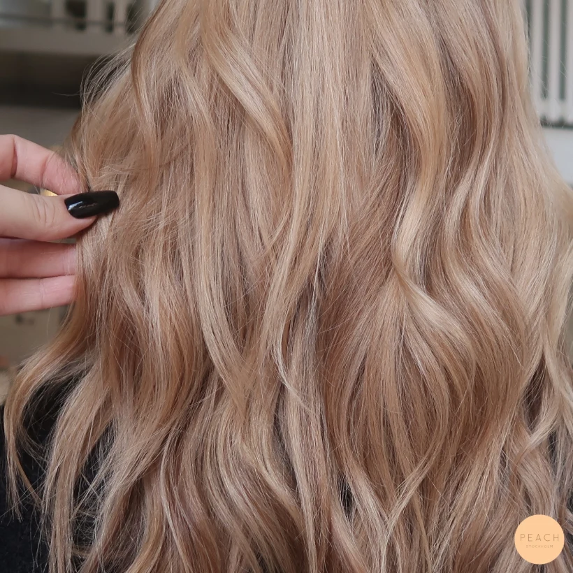 Varm blond balayage med highlights och lowlights