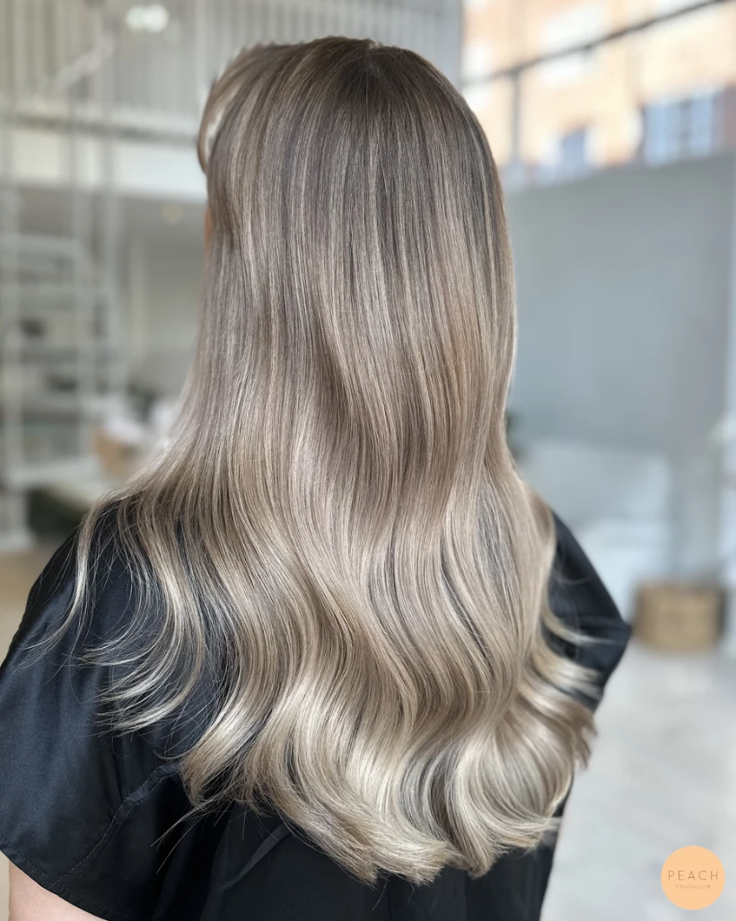 Beige blonde med mjuka lowlights