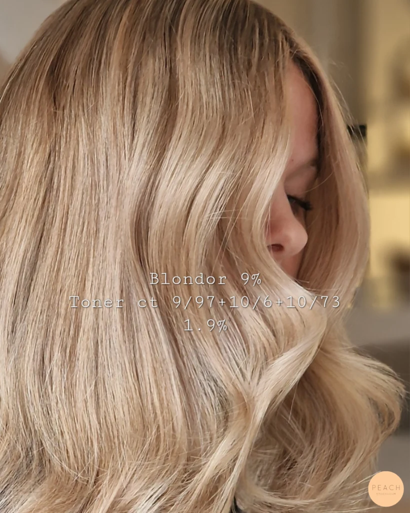 Beige Blonde med röda toner