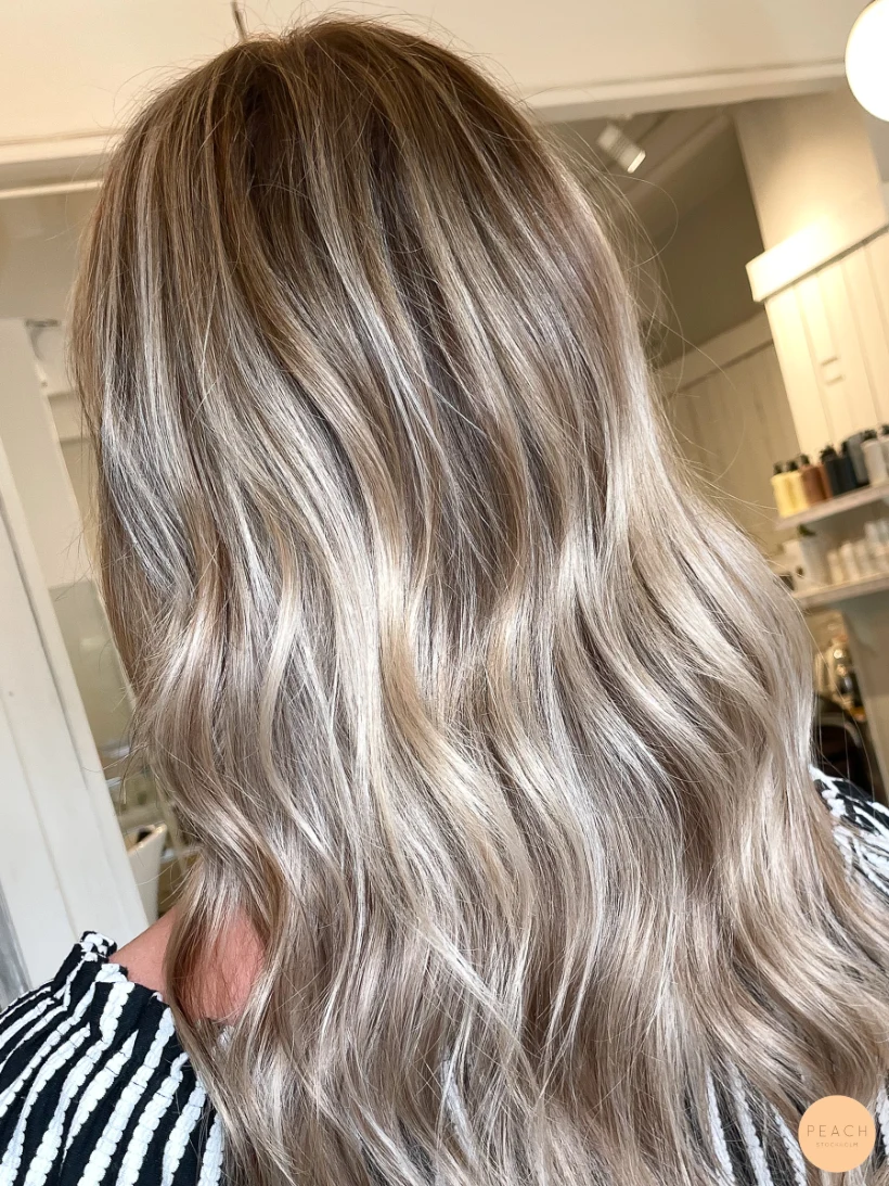 Kall beige hårfärg med balayageteknik
