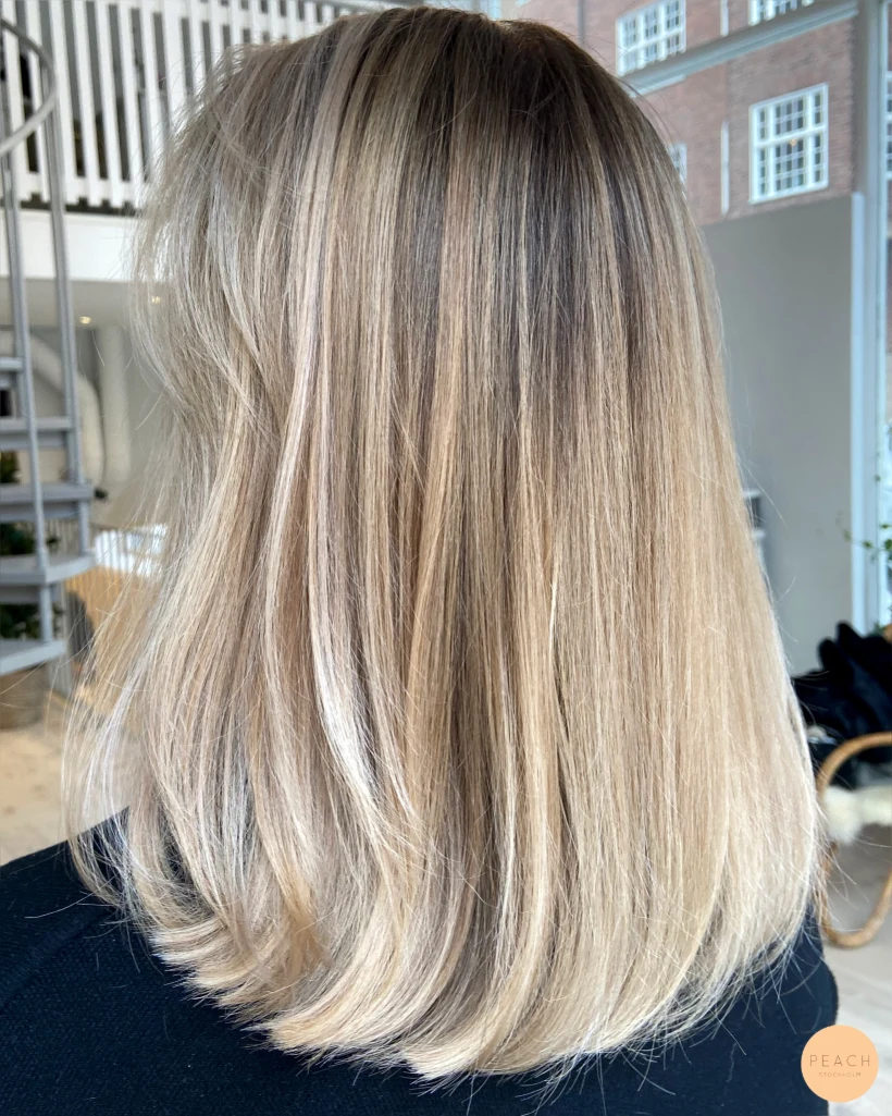 Soft blond balayage med gardinlugg