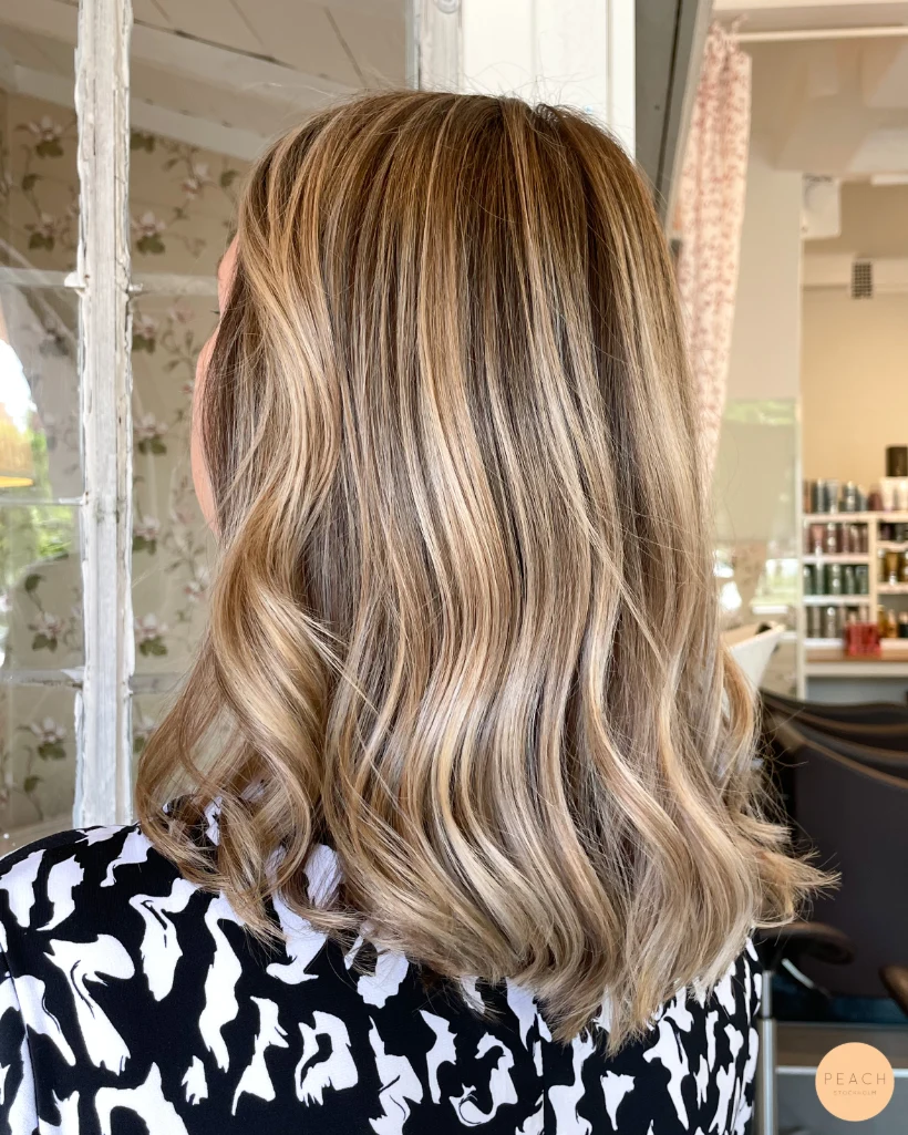 Kall beige blond hårfärg med mjuk root shadow