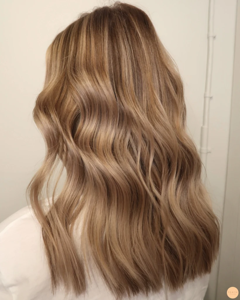 Beige blond med ljusa och mörka slingor