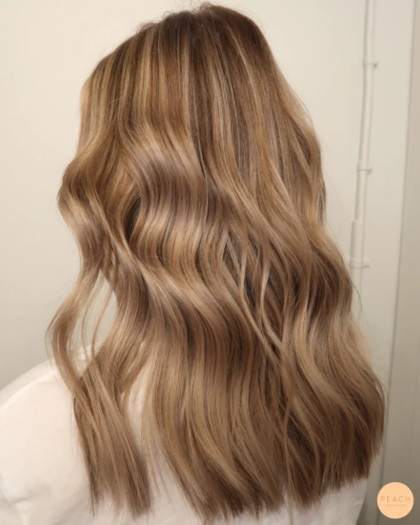 Beige blond med ljusa och mörka slingor