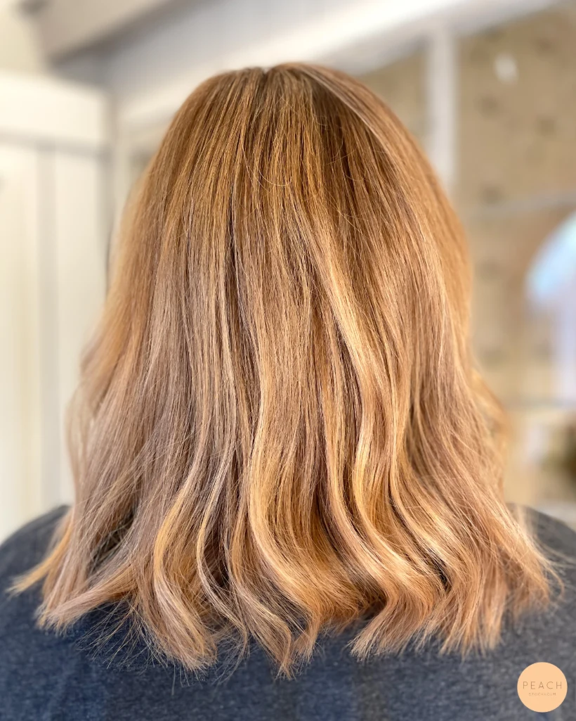 Koppar blond hårfärg med root shadow