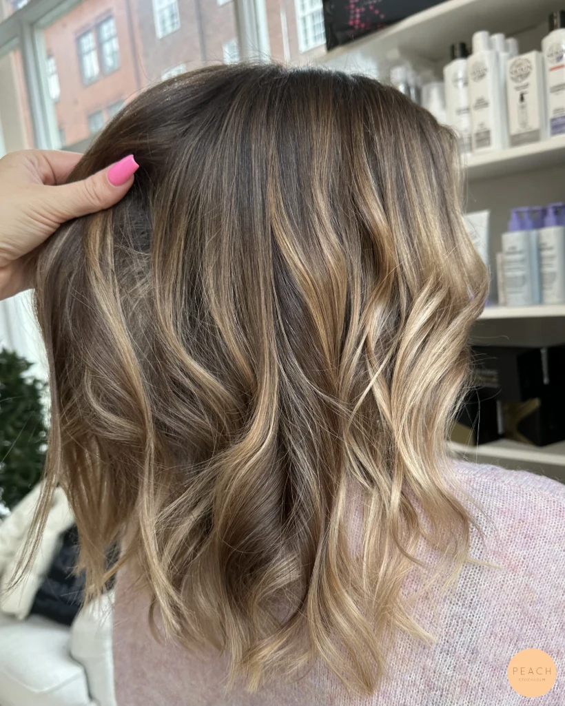 Bronde balayage hårfärg med ljusa slingor