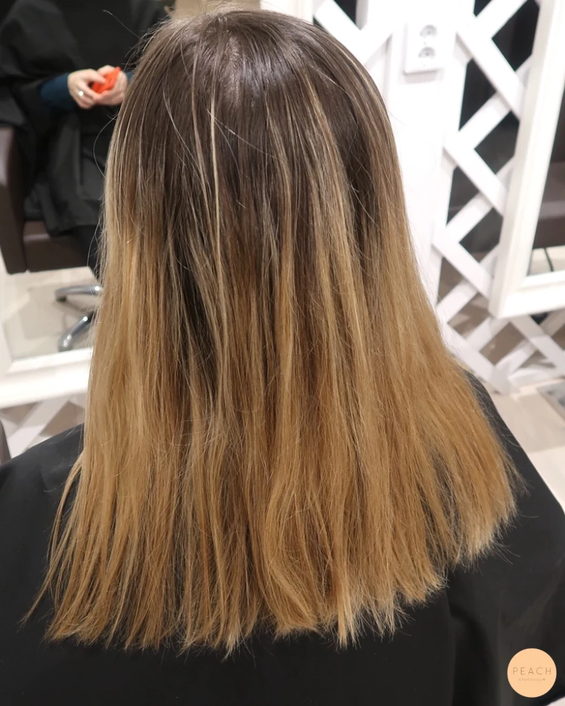 Varm blond färg med ljusa slingor