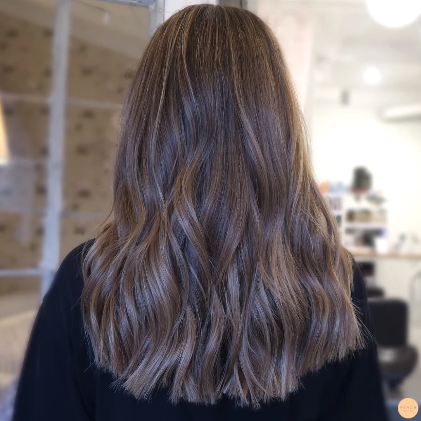 Bronde hårfärg med slingor som döljer gråa strån