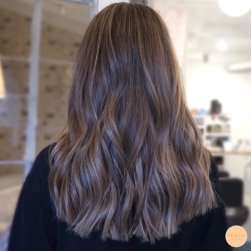 Bronde hårfärg med slingor som döljer gråa strån