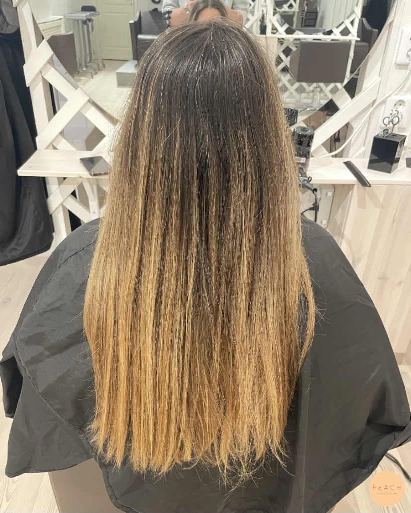Balayage med ljusa slingor och sval nyansering