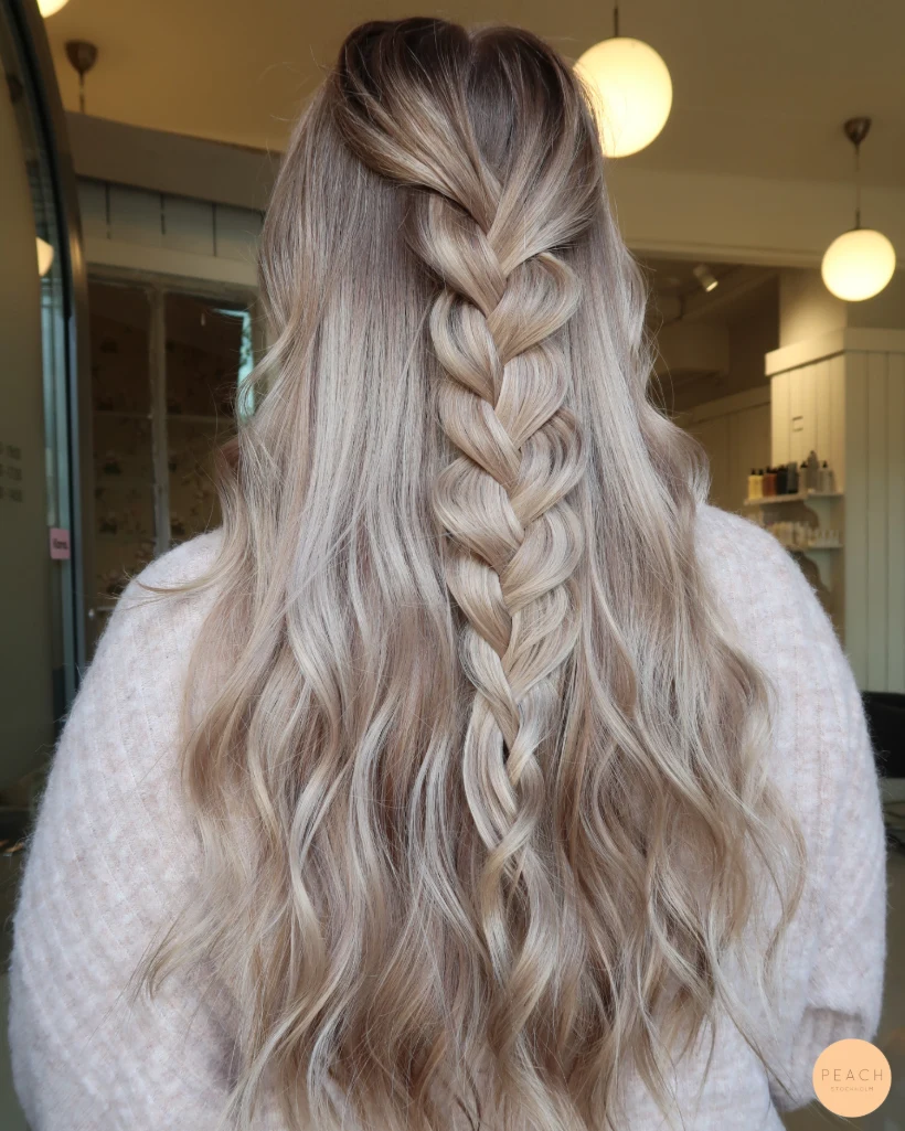Beige blond hårfärg med ljusa slingor och rootshadow och mjuka lowlights