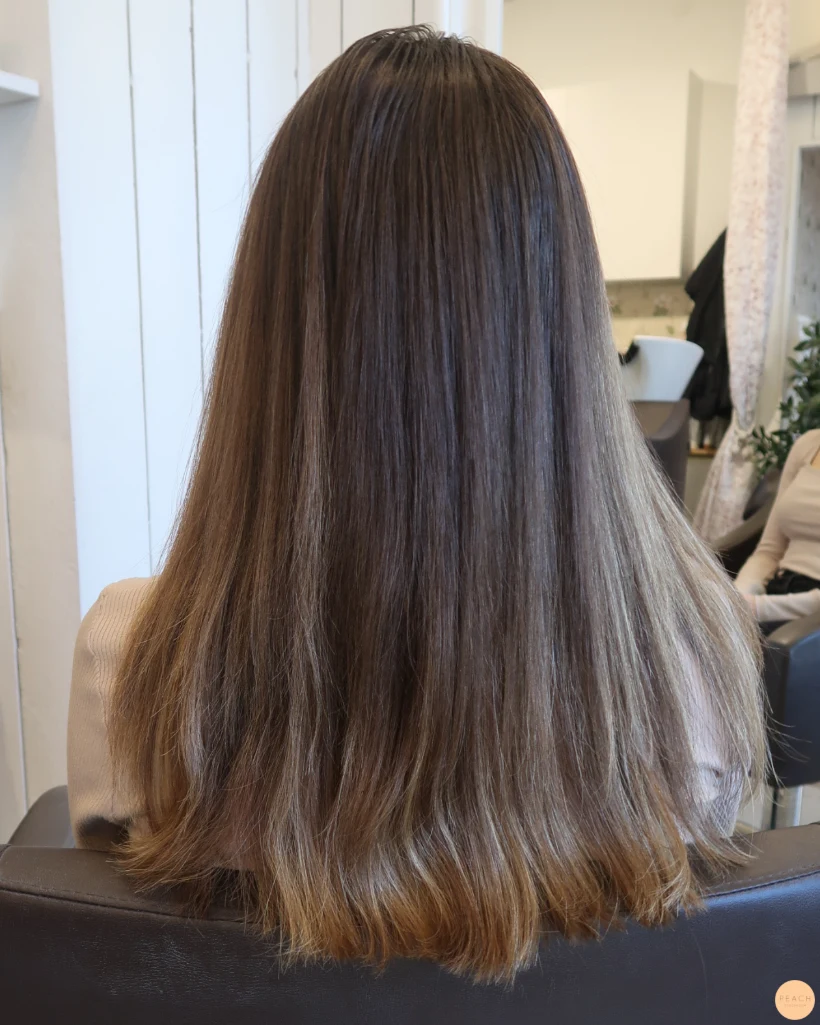 Brun hårfärg med ljusa slingor