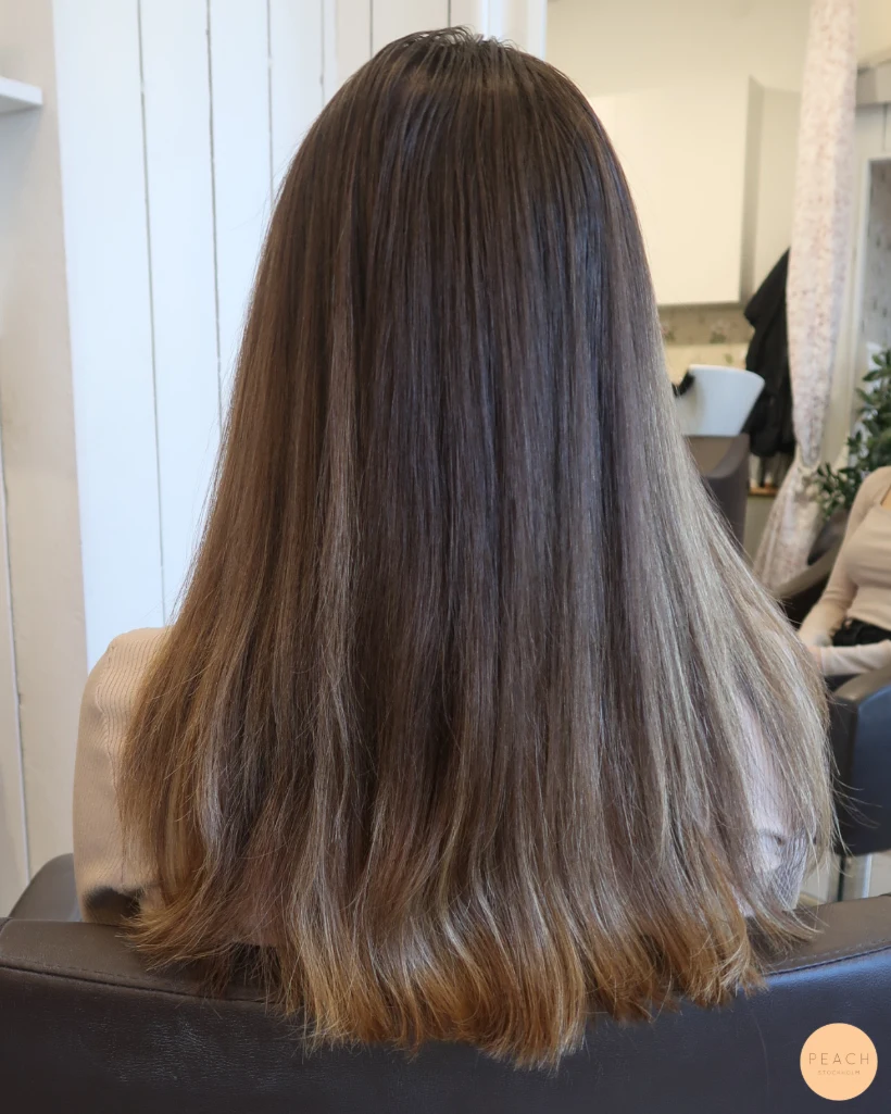 Brun hårfärg med ljusa slingor och chokladbruna toner