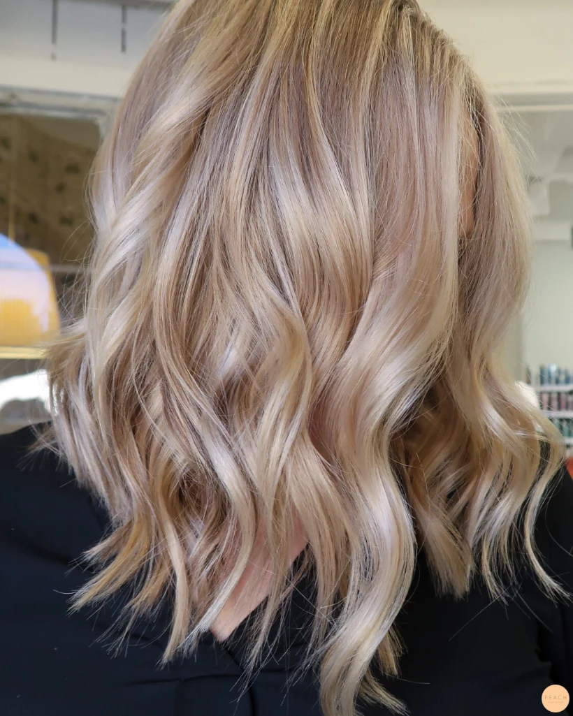 Beige blond hårfärg med ljusa slingor och lowlights