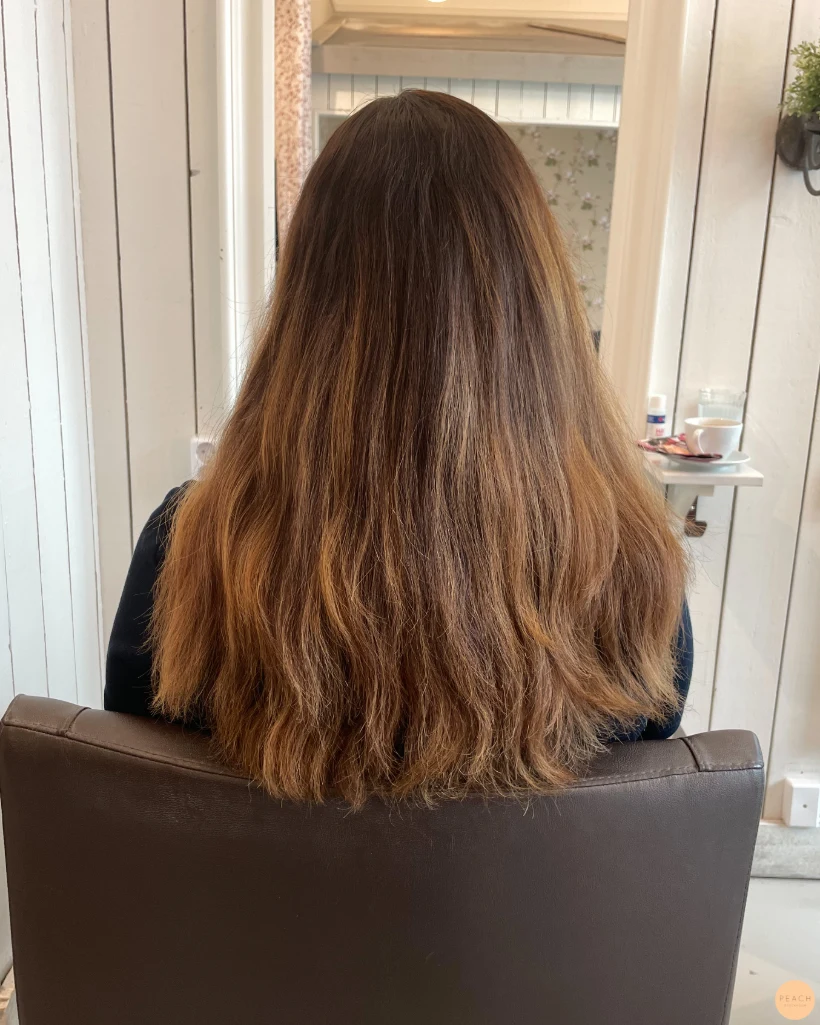 Caramel balayage, varma slingor i brunt hår