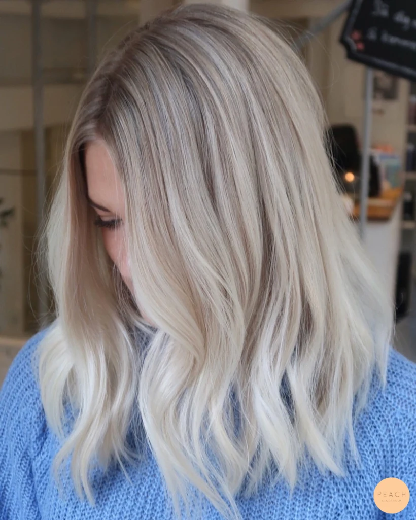 Blonde balayage short hair med ljusa slingor