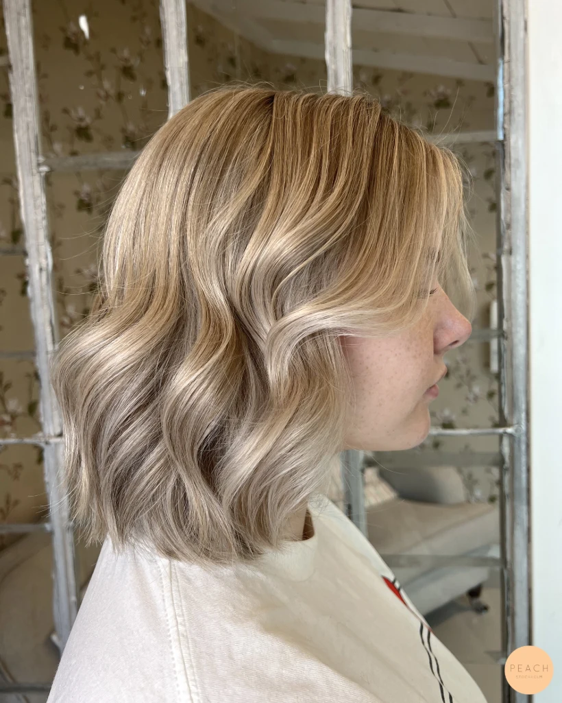 Light blonde hair med fina babylights