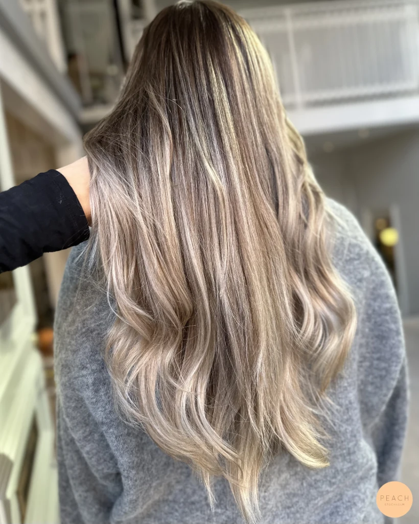 Cool blonde balayage med mjuka lowlights