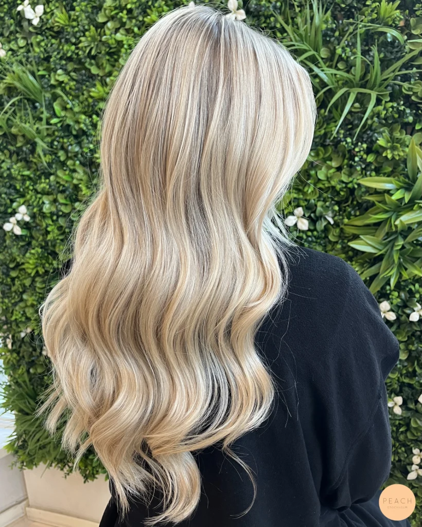 Soft blonde hair med mjuk root shadow