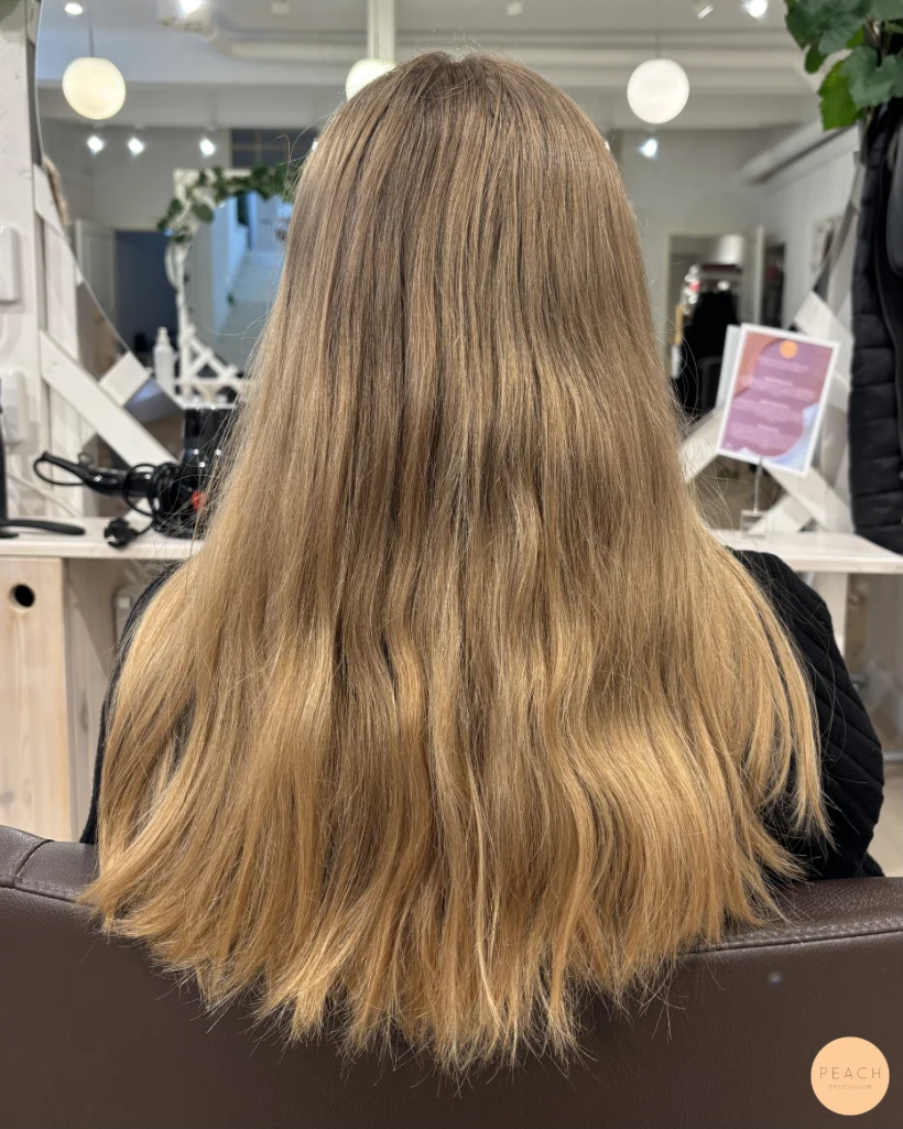 Höstblond hårfärg med ljusa slingor