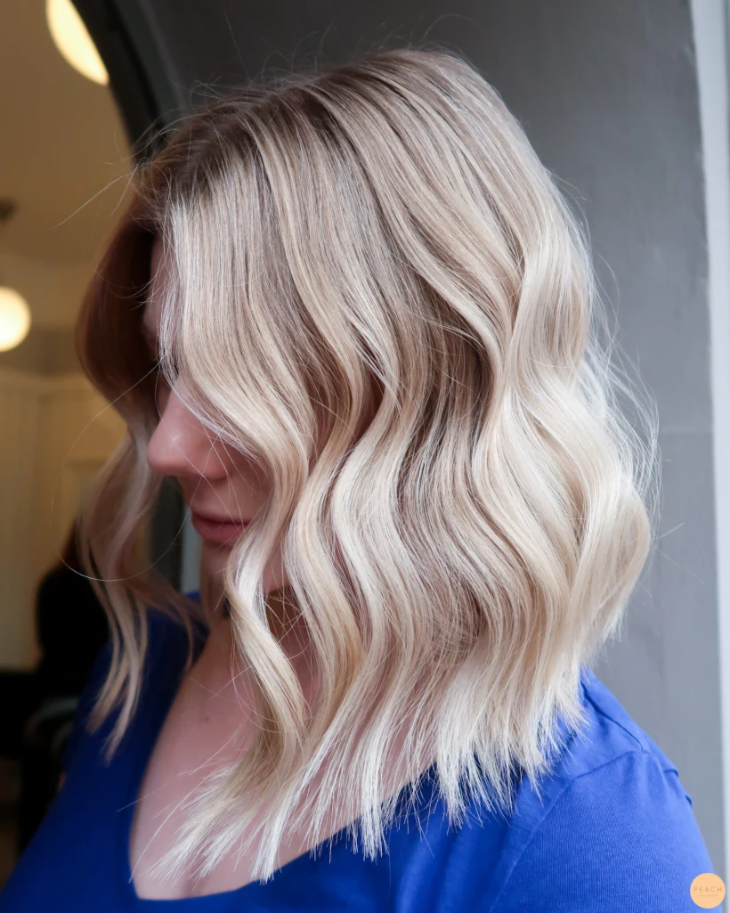 Blond hårfärg i lob frisyr