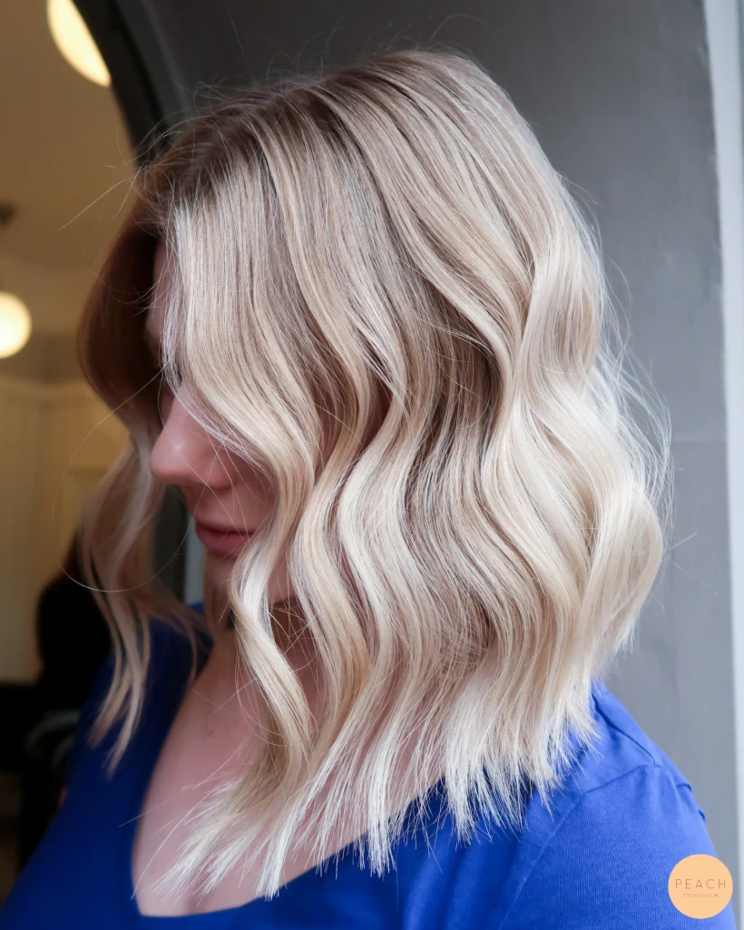 Blond hårfärg i lob frisyr