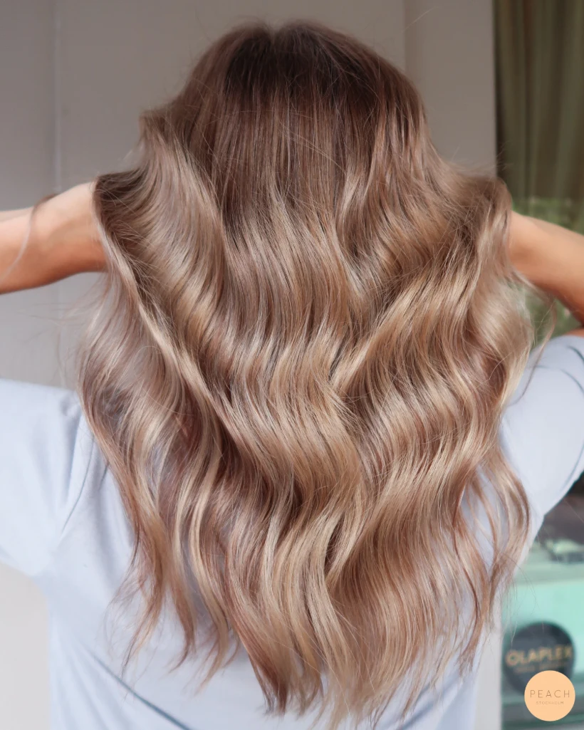 Balayage i svala toner med mjuk utväxt