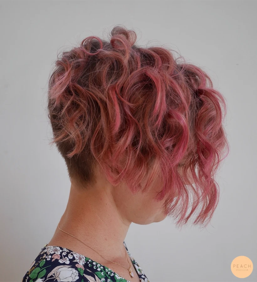 Pink hair med ljusa slingor