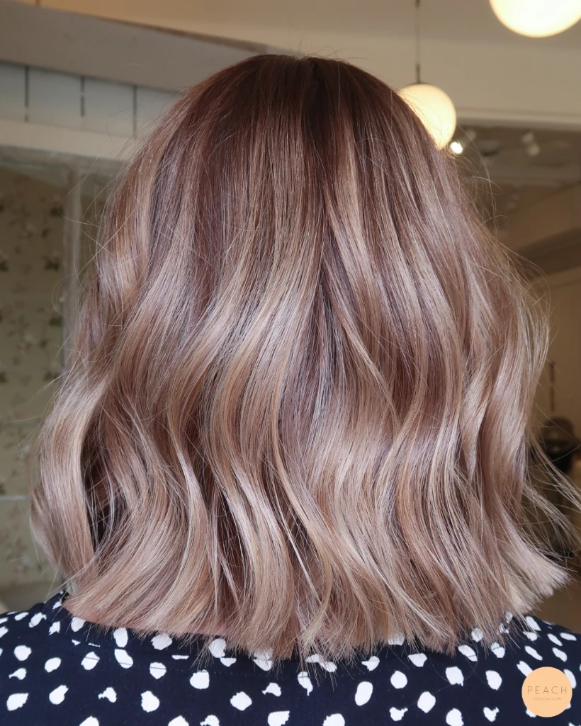 Höstblond hårfärg med highlights och lowlights
