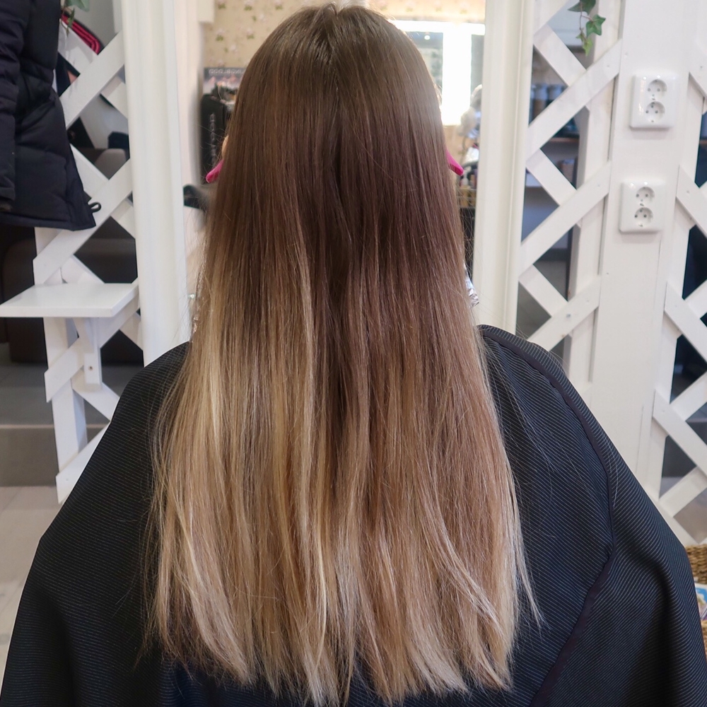 Beige blonde highlights