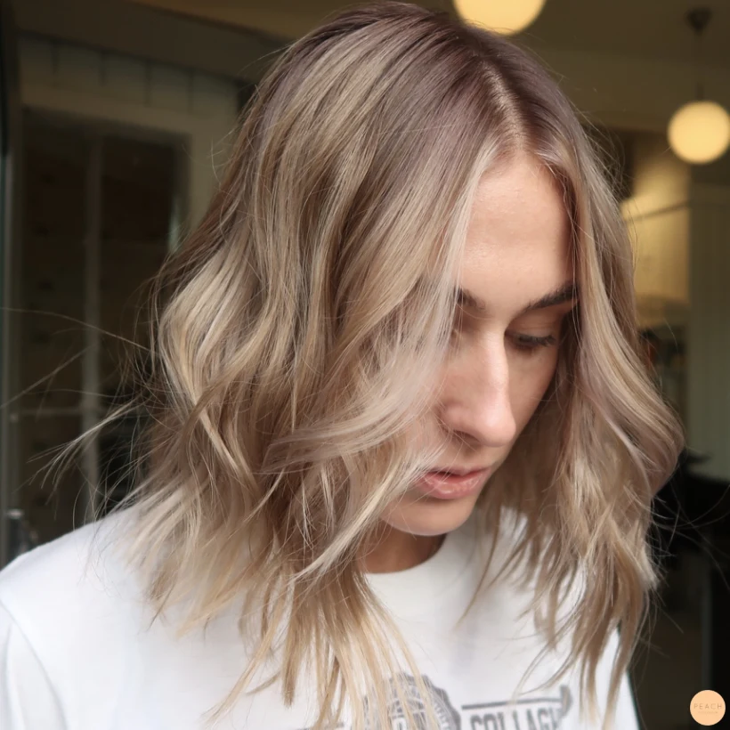 Soft blond med face framing och rootshadow