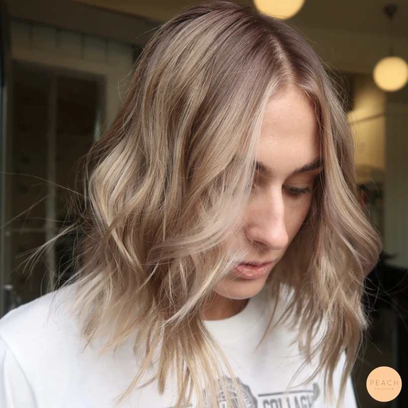 Soft blond med face framing och rootshadow