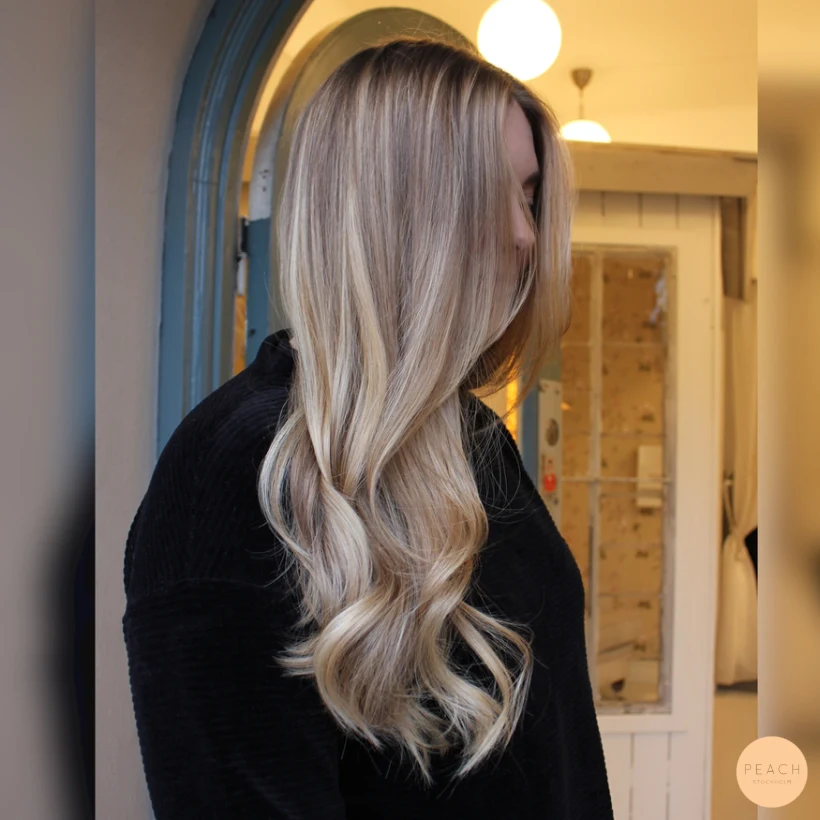 Beige blond hårfärg med slingor och ljusa slingor