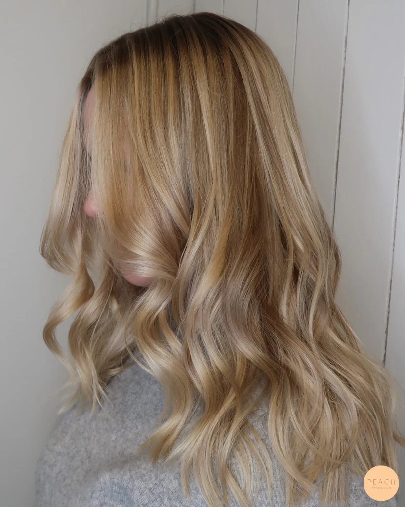 Krämig blond hårfärg ned ljusa slingor