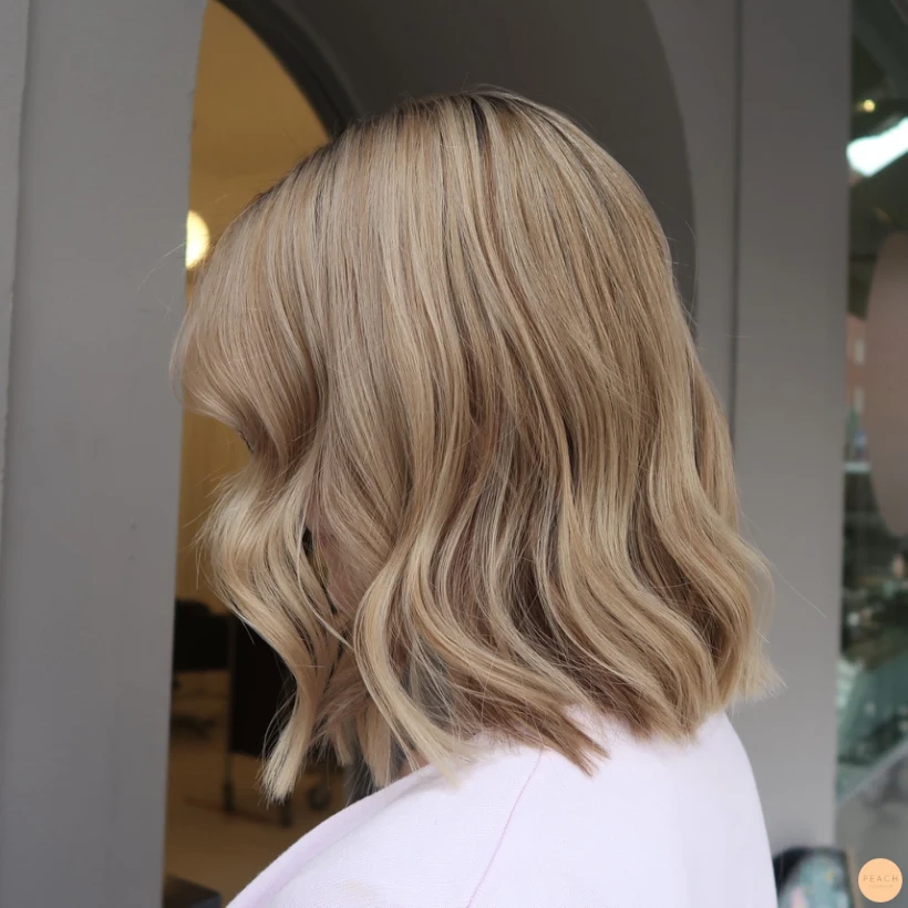 Makeover med många ljusa och mörka slingor
